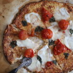 Karnabahar Hamurlu Glutensiz Margarita Pizza Tarifi,Nasıl Yapılır?